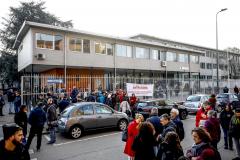 13 marzo 2023 Contestatori alla commemorazione di Ramelli del sottosegretrio Paola Frassinetti all'Istituto Molinari