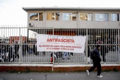 13 marzo 2023 Contestatori alla commemorazione di Ramelli del sottosegretrio Paola Frassinetti all'Istituto Molinari